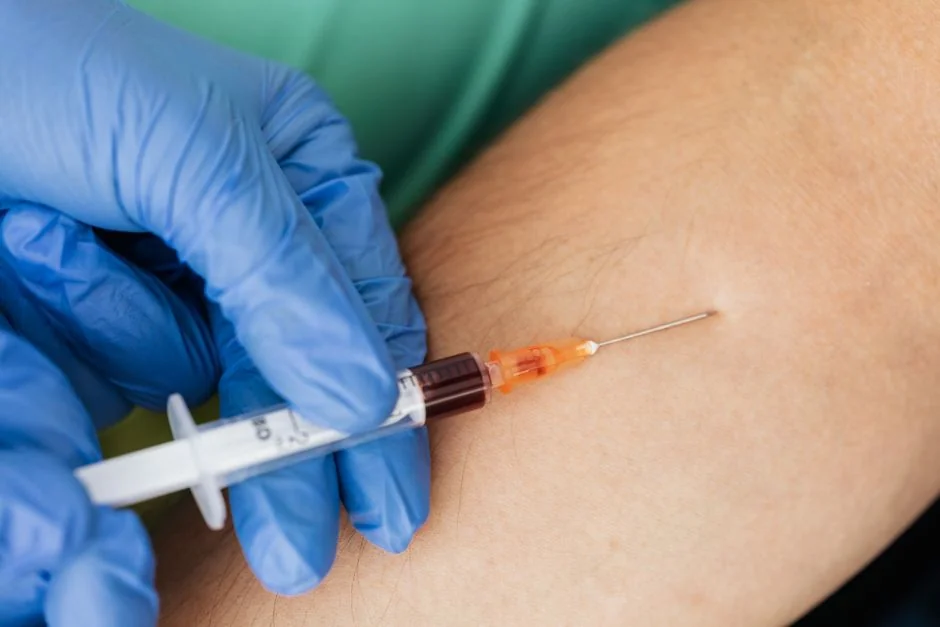 Fat dissolving for thighs and arms Tokyo: treatmen — Treatment Comparison: Fat Dissolving Injections vs. Liposuct