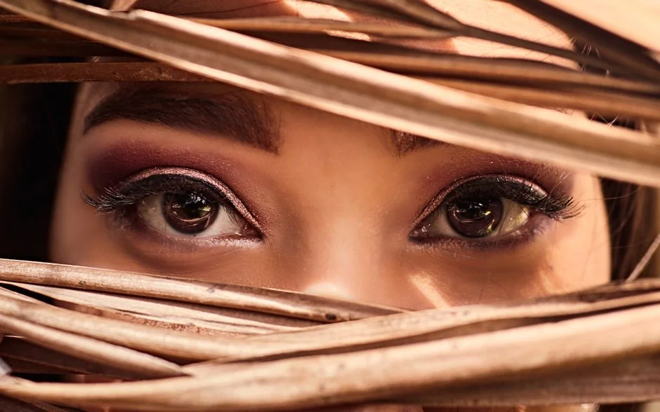Eyeliner artmake Tokyo: safety, technique and expe — Safety and Risks Around the Eyes